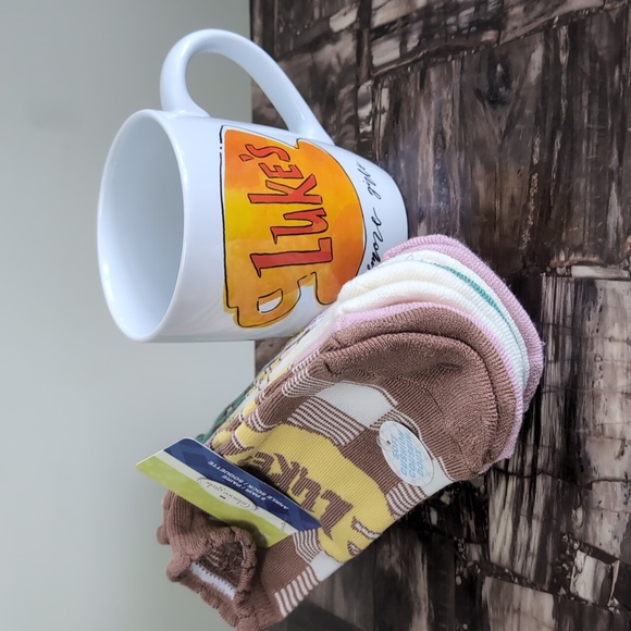 Gilmore Girls Gift Bundle - Cozy Blanket, XL Mug, 6 Pack Scalloped Socks 🧦 - Picture 5 of 13
